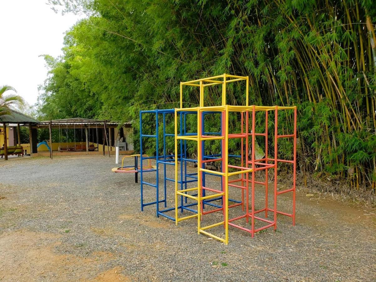 과라팅게타 Chacara Charmosa Com Piscina, Campo De Futebol 빌라 외부 사진