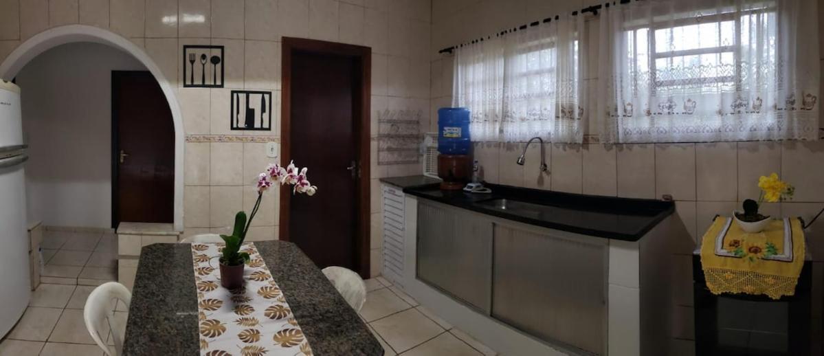 과라팅게타 Chacara Charmosa Com Piscina, Campo De Futebol 빌라 외부 사진